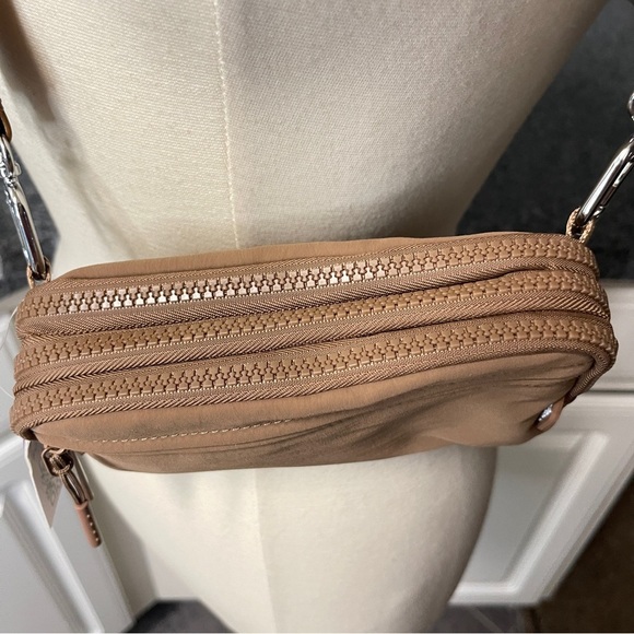 NWT 3-in-1 Crossbody, Belt & Wristlet Bag - Picture 8 of 10